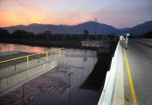 Una persona murió a causa de un potente sismo de 7,1 grados de magnitud que sacudió la madrugada del jueves las costas de Honduras a las 3:24 de la madrugada, provocando el temor tanto en Honduras como en Guatemala. "Una casa se derrumbó en la colonia Pineda de La Lima y un hombre resultó gravemente herido, y murió en el hospital'', dijo en rueda de prensa el subjefe de la Comisión Permanente de Contingencias (Copeco), Carlos González, reseñó AP. González informó que "se han evacuado decenas de trabajadores de fábricas en San Pedro Sula porque los edificios se rajaron y hay calles rajadas en varias ciudades del país, así como tuberías de agua potable dañadas en Puerto Cortés'', cercano a San Pedro Sula.