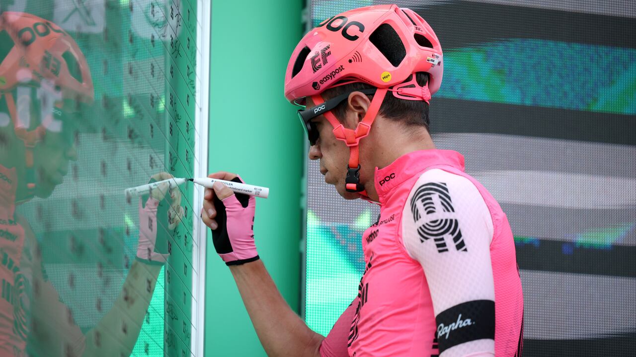 Rigoberto Urán firmando su participación en Il Lombardía.