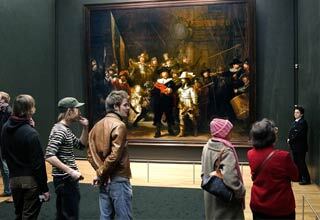 ‘La ronda nocturna’ es tal vez el cuadro más famoso de Rembrandt y el más  visitado del Rijkmuseum de Ámsterdam.  Esta obra es la estrella de la exposición  que se inauguró en días pasados para festejar los 400 años de su nacimiento y que ha sido llamada Todo Rembrandt. 