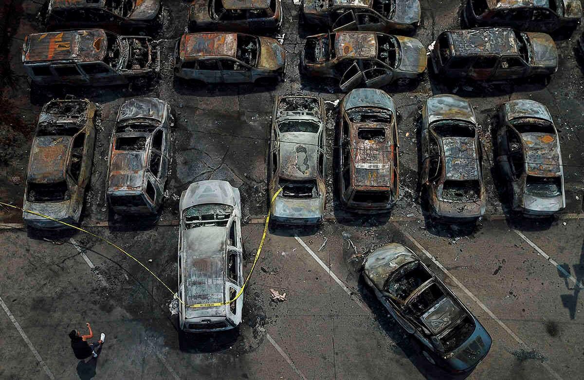 Se ven vehículos quemados el lunes 24 de agosto de 2020 en Kenosha, Wisconsin. Muchos de los autos fueron incendiados durante las protestas del domingo por la noche después de un tiroteo policial en la ciudad. Foto: Morry Gash / AP  