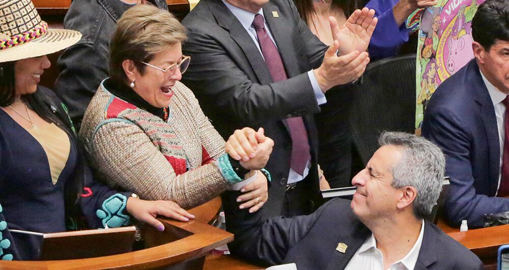  Tras un duro pulso en el Senado, el Gobierno logró que la reforma pensional surtiera dos de los cuatro debates que necesita para ser ley. Hubo cambios en el régimen de transición, en el umbral para cotizar en Colpensiones y en los fondos privados, así como en el fondo de ahorro.