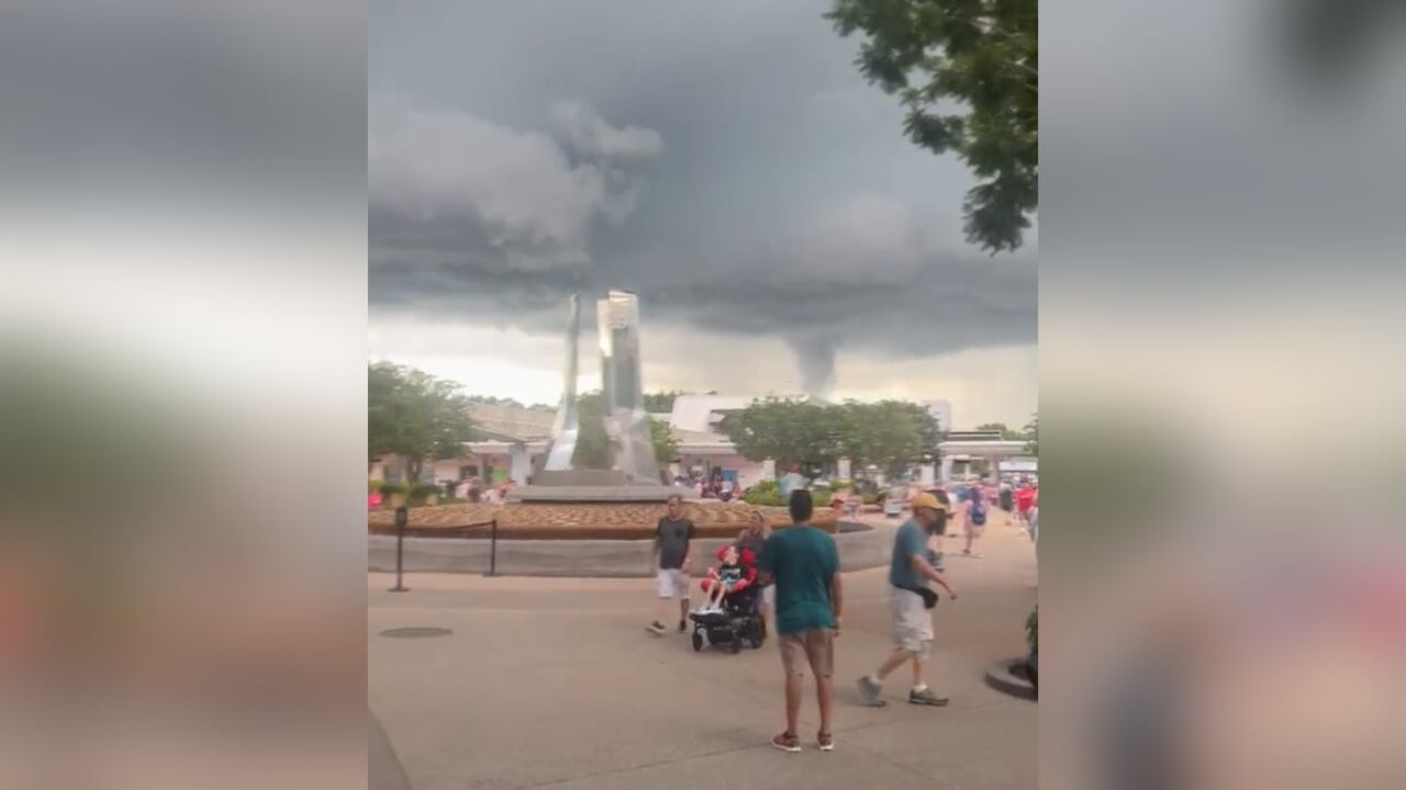 La nube estuvo alarmando a los visitantes del parque, sin embargo, no se registraron heridos o afectaciones.
