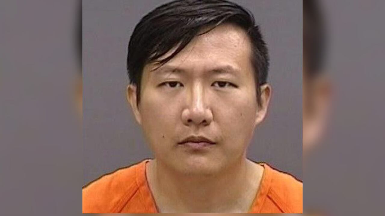 El hombre inyectaba una sustancia por debajo de la puerta.