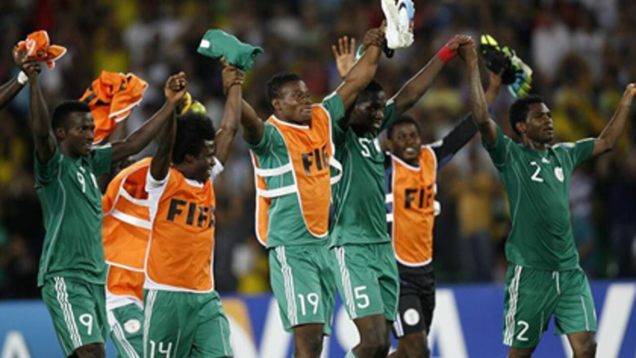 Jugadores nigerianos celebran después de vencer a Inglaterra.
