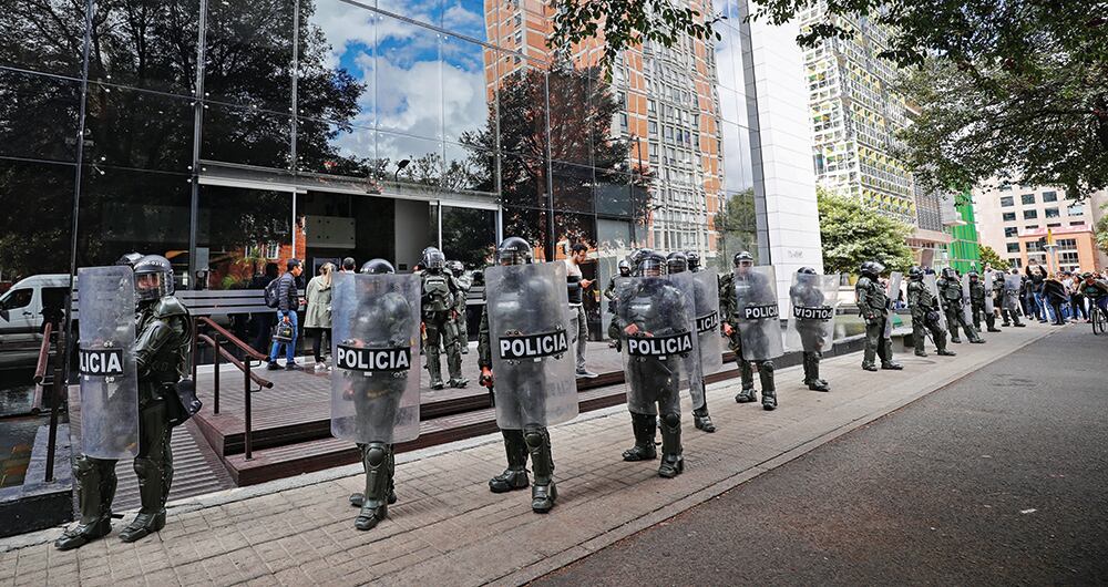 Después del ataque del grupo indígena a las instalaciones de la revista SEMANA, las autoridades retomaron el control del lugar.