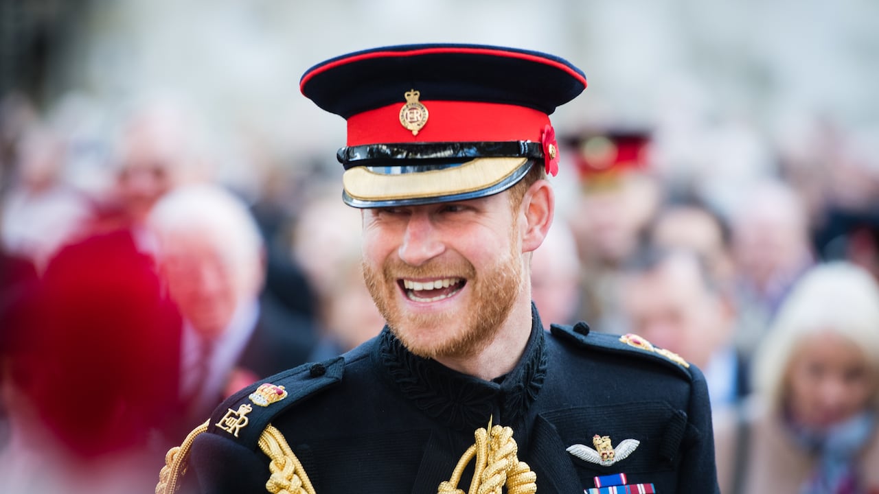 Detalles demoledores que no se cuentan en el documental parece que saldrán a la luz en el libro autobiográfico del príncipe Harry, lo que para muchos es una estrategia de 'marketing' de él y su esposa, Meghan, duquesa de Sussex, para abultar aún más sus cuentas bancarias. Las mismas que ya no están relacionadas con las de la corona británica y se llenaban a punta del dinero de los contribuyentes. (Foto de Samir Hussein / WireImage)