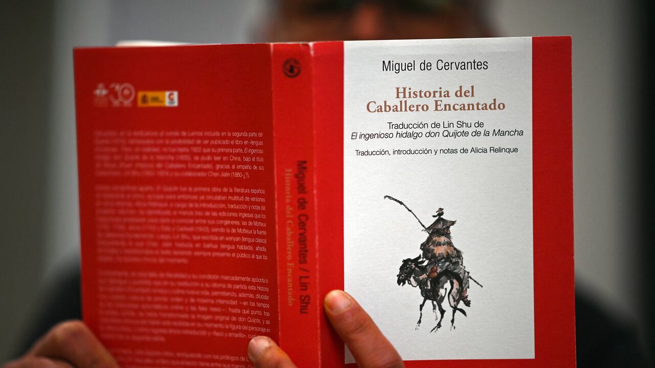 "Historia del Caballero Encantado" la traducción al español de la versión china del Quijote de la Mancha. (Photo by GABRIEL BOUYS / AFP)