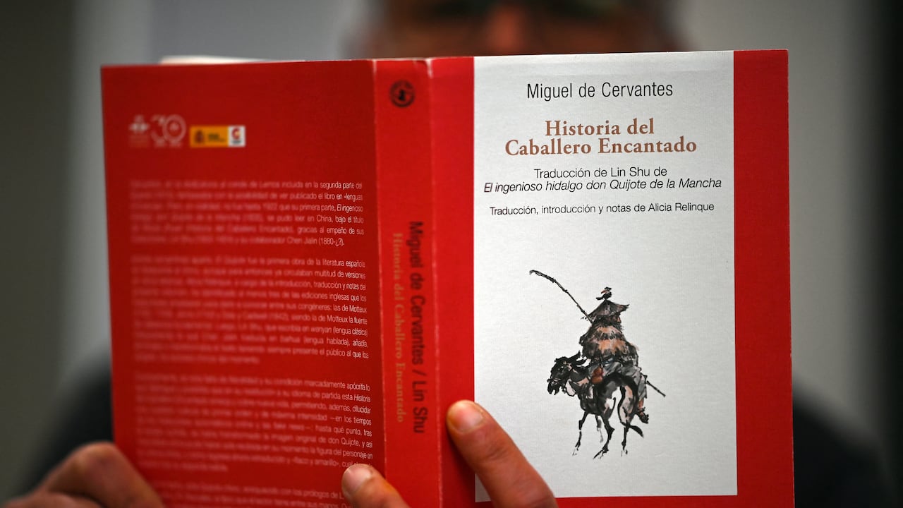 "Historia del Caballero Encantado", la traducción al español de la versión china del Quijote de la Mancha. (Photo by GABRIEL BOUYS / AFP)
