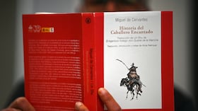 "Historia del Caballero Encantado" la traducción al español de la versión china del Quijote de la Mancha. (Photo by GABRIEL BOUYS / AFP)