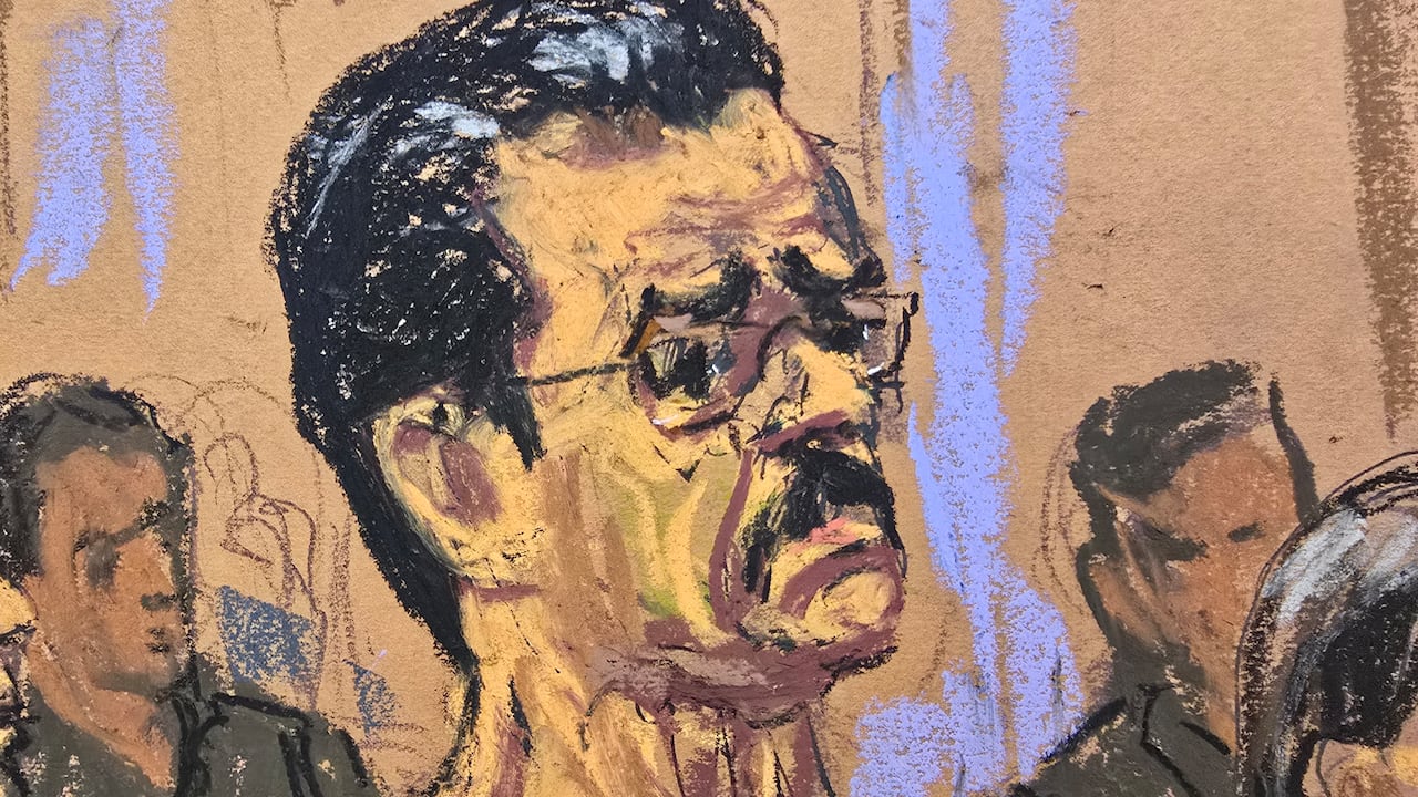 Este dibujo de la sala del tribunal muestra al expresidente venezolano Nicolás Maduro en la audiencia preliminar del caso por narcotráfico.