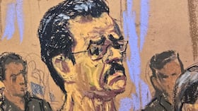 En este dibujo de la sala del tribunal, el expresidente venezolano Nicolás Maduro asiste a una audiencia preliminar en un caso de narcotráfico.