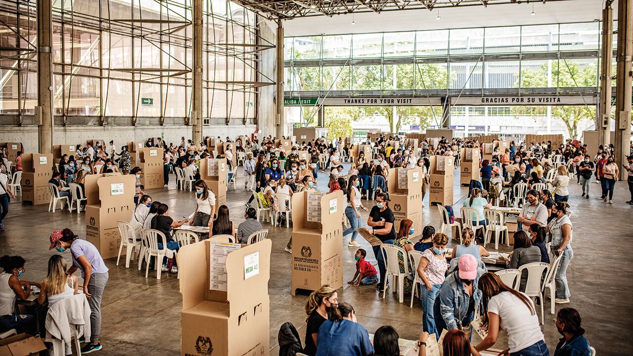 Venezuela representa un tema terriblemente desfavorable para la izquierda colombiana, asociada históricamente con el chavismo y el petrismo, lo que en principio beneficiaría a la derecha.