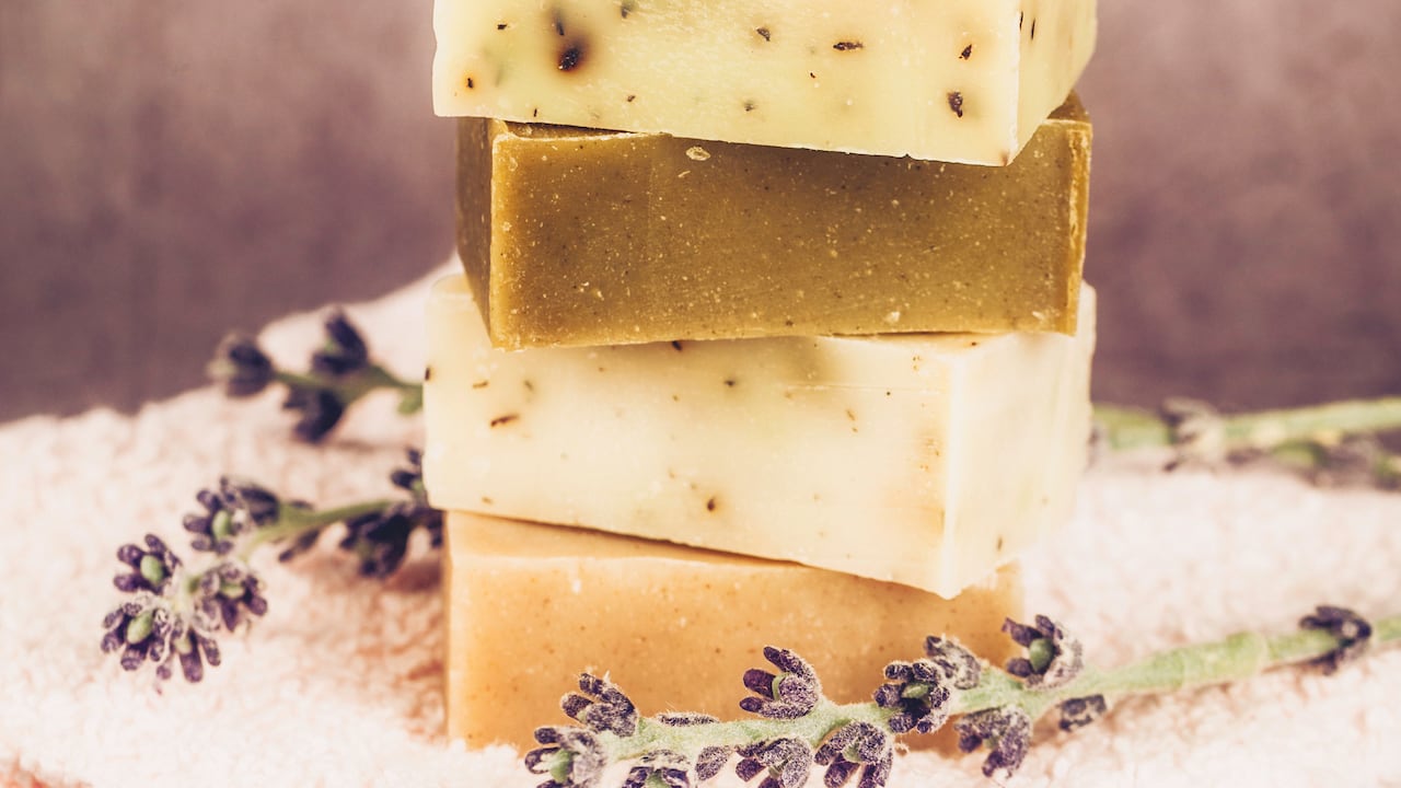 Jabones hechos a mano apilados sobre una toallita