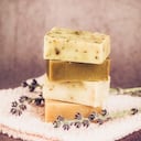 Jabones hechos a mano apilados sobre una toallita. Jabón.