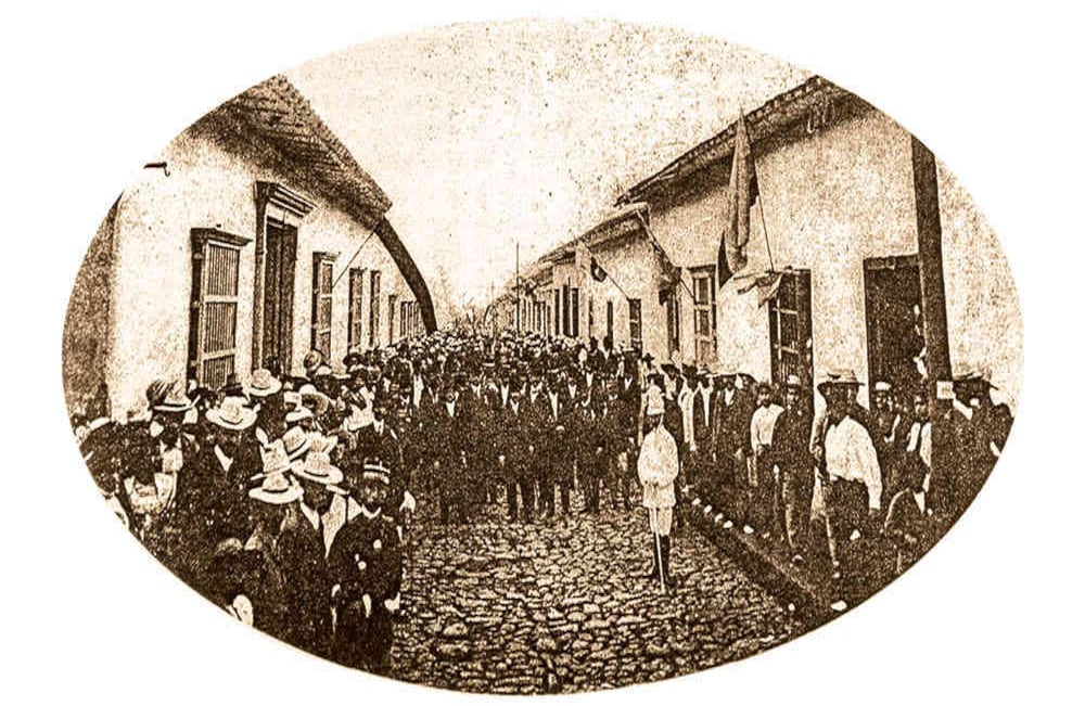 Desfile en homenaje a Custodio García Rovira: Los fotógrafos han participado activamente en la historia, registrando los desfiles y las conmemoraciones para hacerlos perdurables. Los desfiles de las fiestas patrias han sido tema obligado. En esta fotografía se conmemora la memoria del héroe santandereano Custodio García Rovira. Anónimo, publicado en ‘Crónica del centenario en Bucaramanga’, Revista Santander n.º 5, 2010, pág. 13.