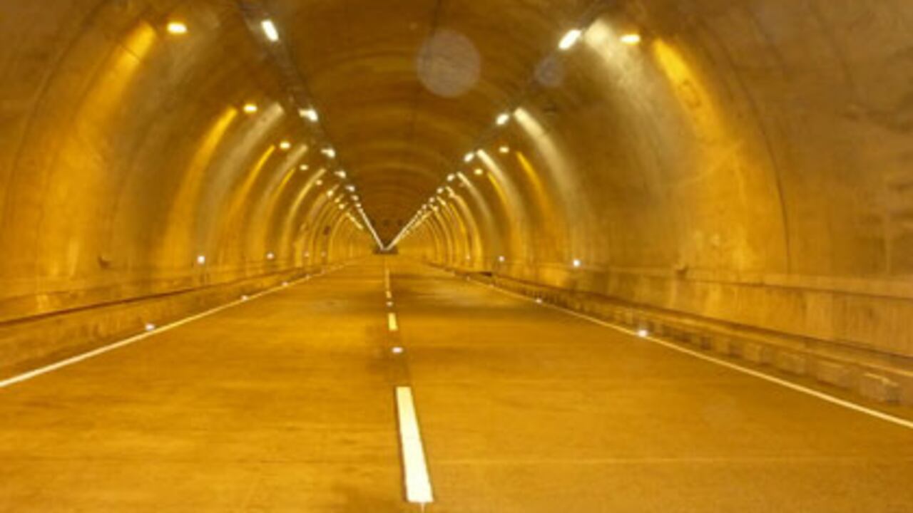En la vía contrastan grandes avances, como entre este túnel que pronto estará en servicio y los tramos que lucen abandonados y enmalezados. De los 130 kilómetros de doble calzada contratados en 2004, apenas van 51 ejecutados y solo tienen dos años para ejecutar el resto.