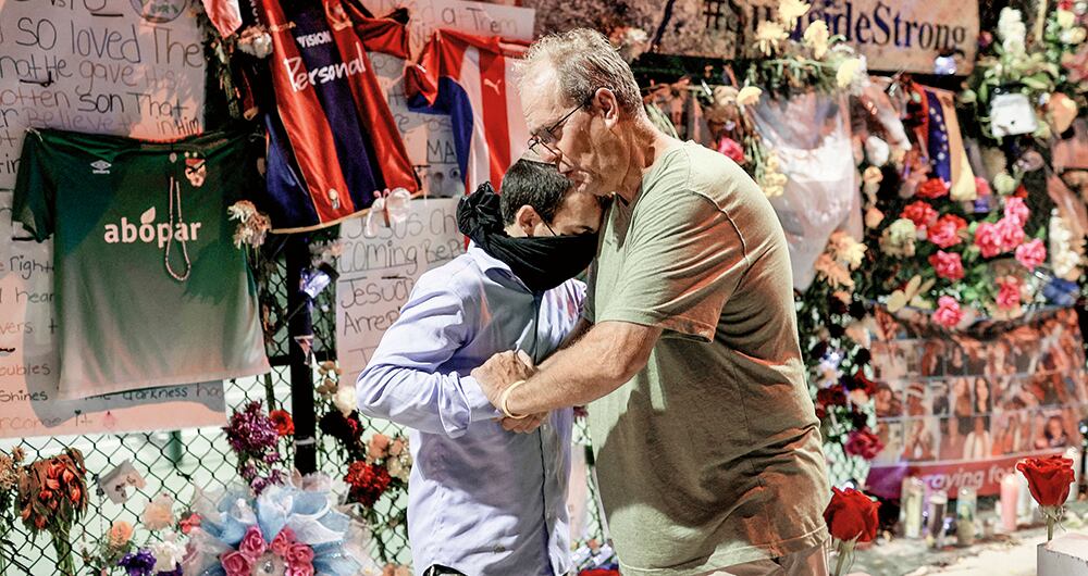 La tragedia de Surfside ha dejado casi un centenar de víctimas mortales, mientras aún se investiga las causas y los posibles culpables. - Foto: Joe Raedle / AFP