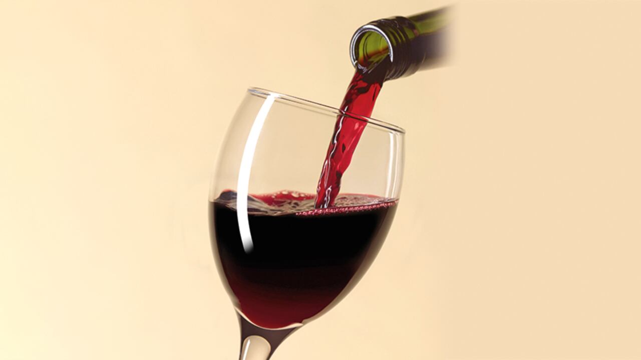 El vino es una bebida hecha de uva, mediante la fermentación alcohólica de su mosto o zumo.