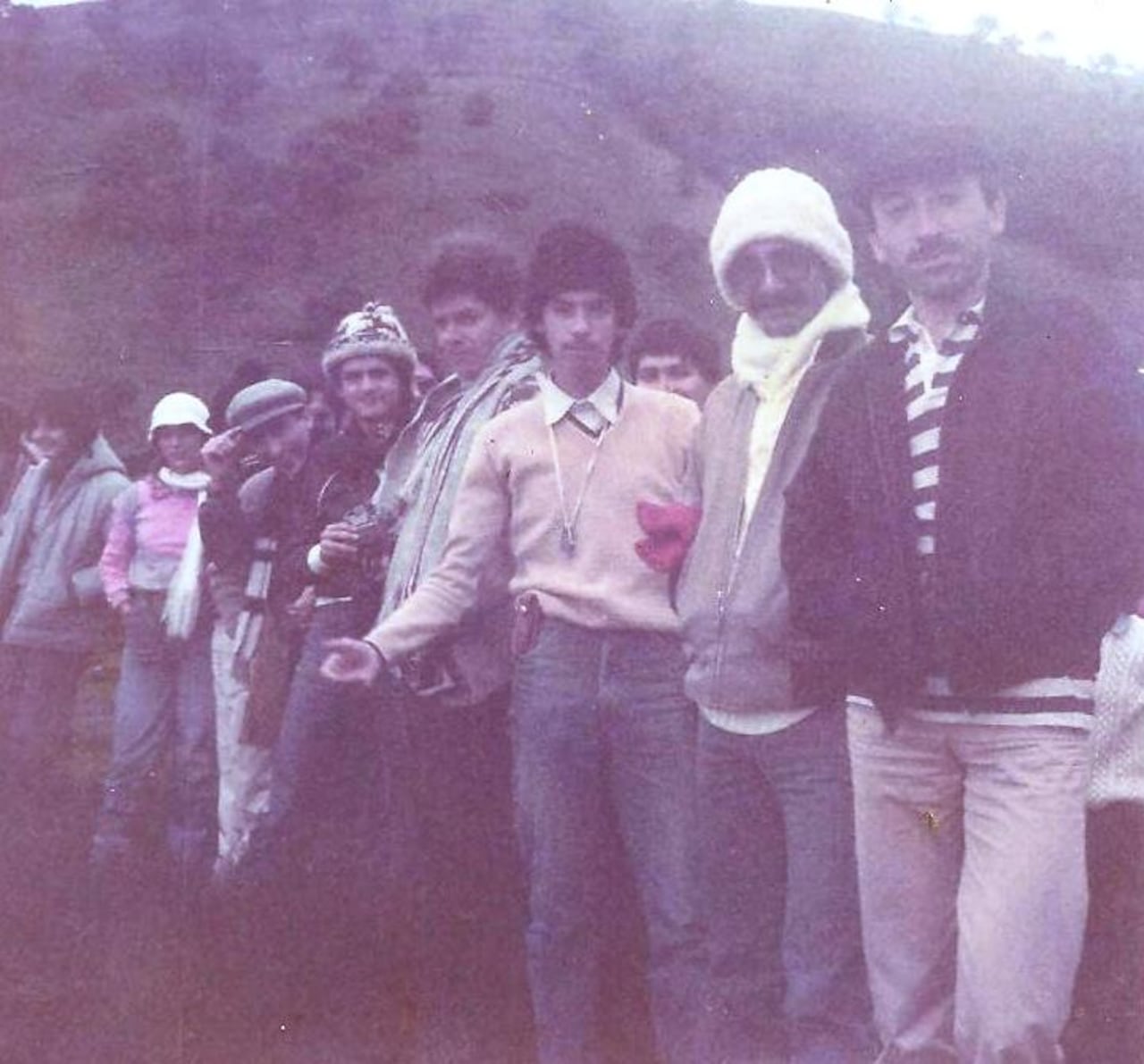 “Nos pusieron a pintar ese mapa que se iba a entregar a los medios de comunicación oficialmente el 7 de octubre. Pintamos de color rojo la zona de Armero, que era por donde bajaban los flujos de lodo, y nosotros decíamos ahí, comentando a los compañeros, que si hace erupción el Ruiz, este pueblo se desaparece, todo esto se lo lleva”, cuenta John Makario Londoño.