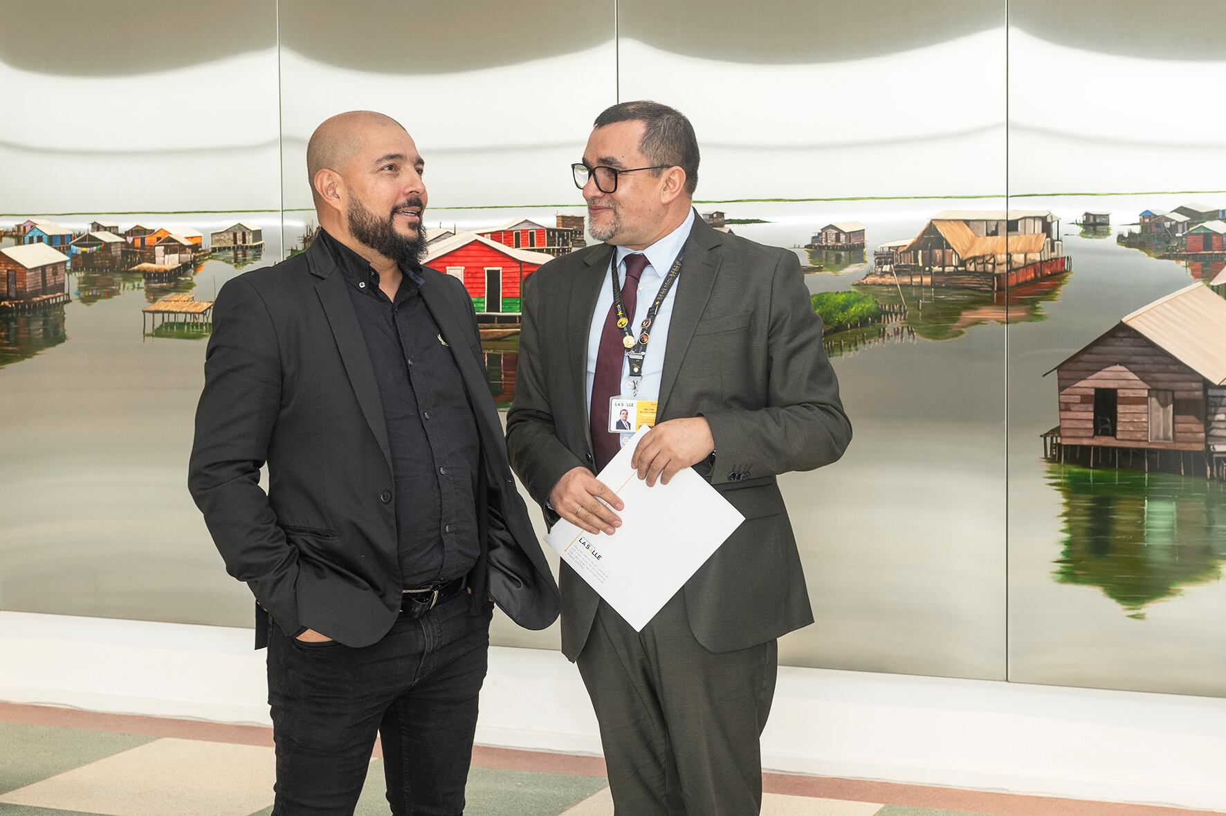 Sair García, autor de la obra Habitar Anfibio y Milton Molano, vicerrector de Promoción y Desarrollo Humano de la Universidad de la Salle durante la inauguración de la nueva sala.