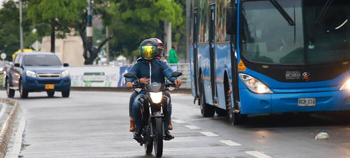 Invasión del carril del MIO en Cali