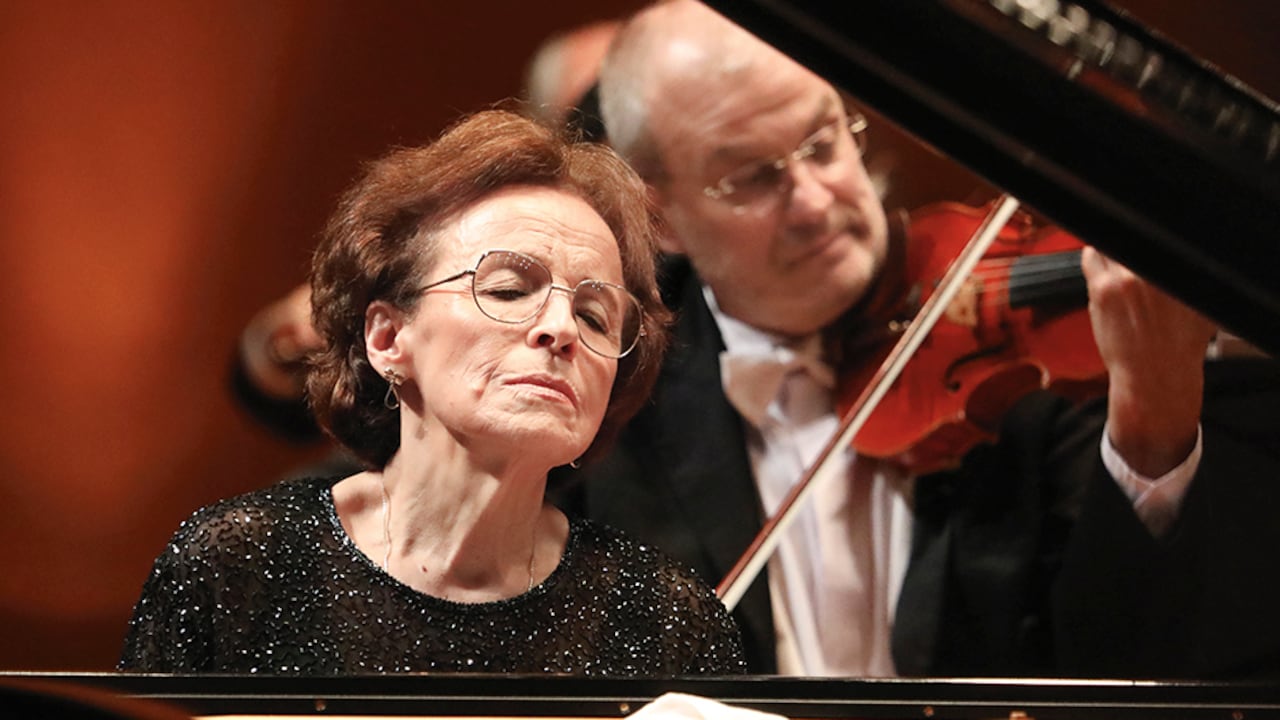 Desde su debut en público, que ocurrió siendo apenas una niña, Blanca Uribe ha sido ovacionada en los más importantes auditorios del mundo. Aún no le llega la hora del último aplauso.