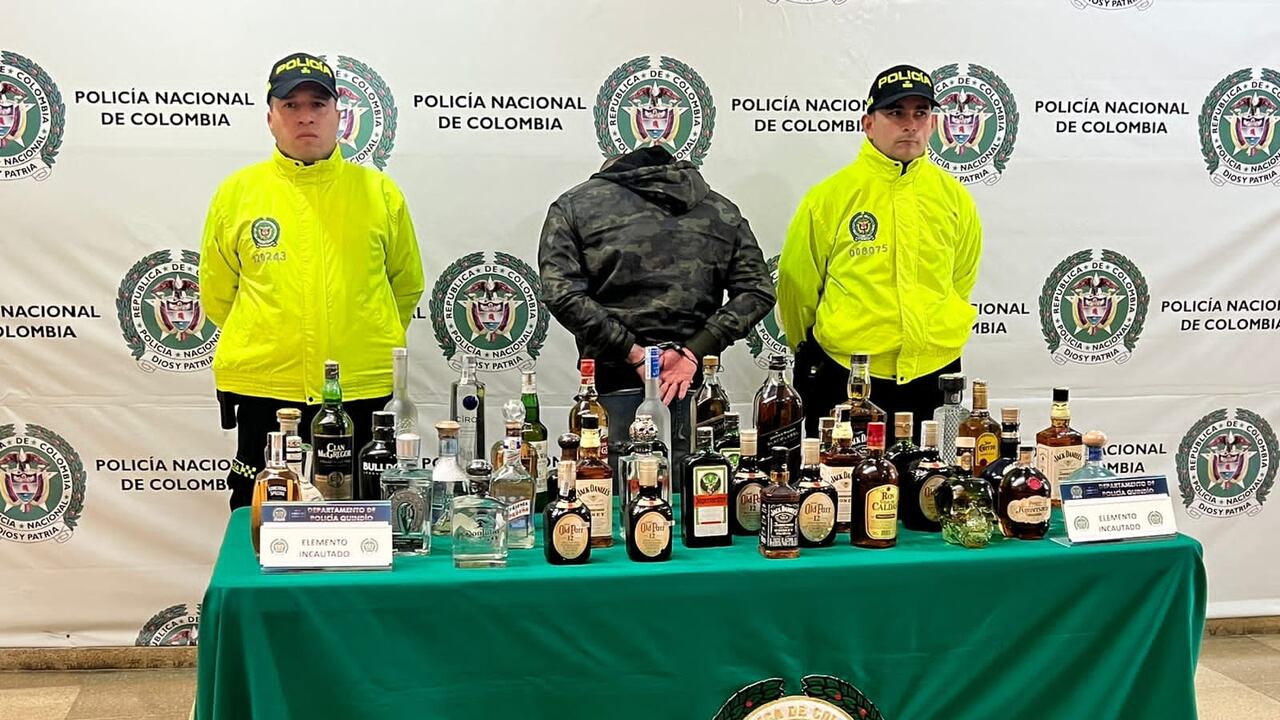 Al interior del domicilio de esta persona fueron encontradas 21 botellas de whisky, 11 de tequila, 3 de un aperitivo, 3 de vodka y 2 de ron