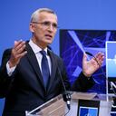 El secretario general de la OTAN, Jens Stoltenberg, hace gestos mientras habla durante una conferencia de prensa para presentar la cumbre de la OTAN en Madrid en la sede de la OTAN en Bruselas el 27 de junio de 2022. (Foto de Kenzo TRIBOUILLARD / AFP)