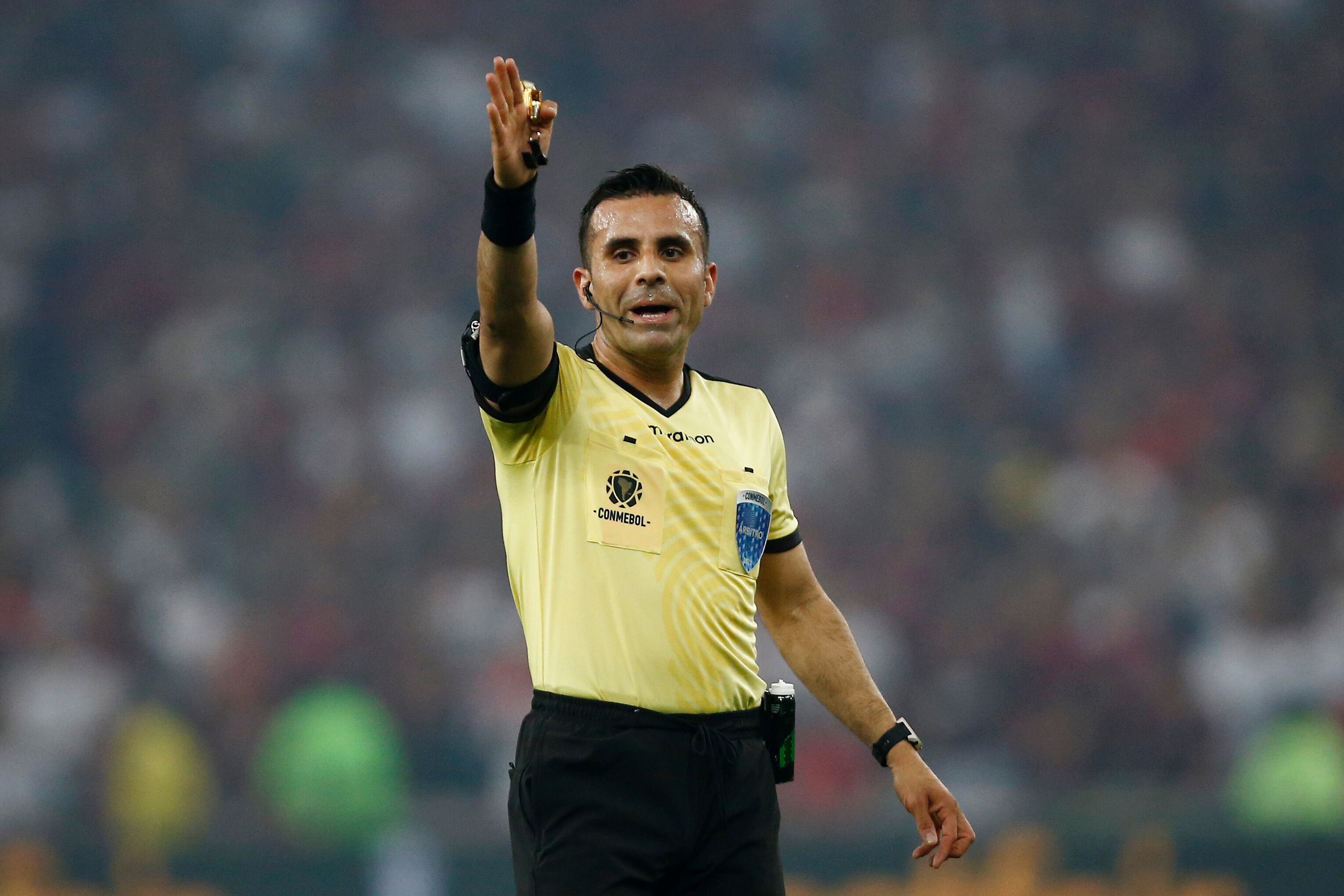 El árbitro Piero Maza hace gestos durante un partido de semifinal de vuelta de la Copa CONMEBOL Libertadores 2022 entre Flamengo y Vélez en el Estadio Maracaná el 7 de septiembre de 2022 en Río de Janeiro, Brasil. (Foto de Wagner Meier/Getty Images)