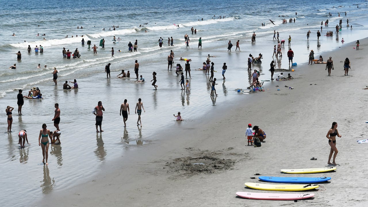 Las autoridades invitan a no tener contacto con el agua en 8 estados, por olas peligrosas.
(Foto de Paul Hennesy/Agencia Anadolu vía Getty Images)