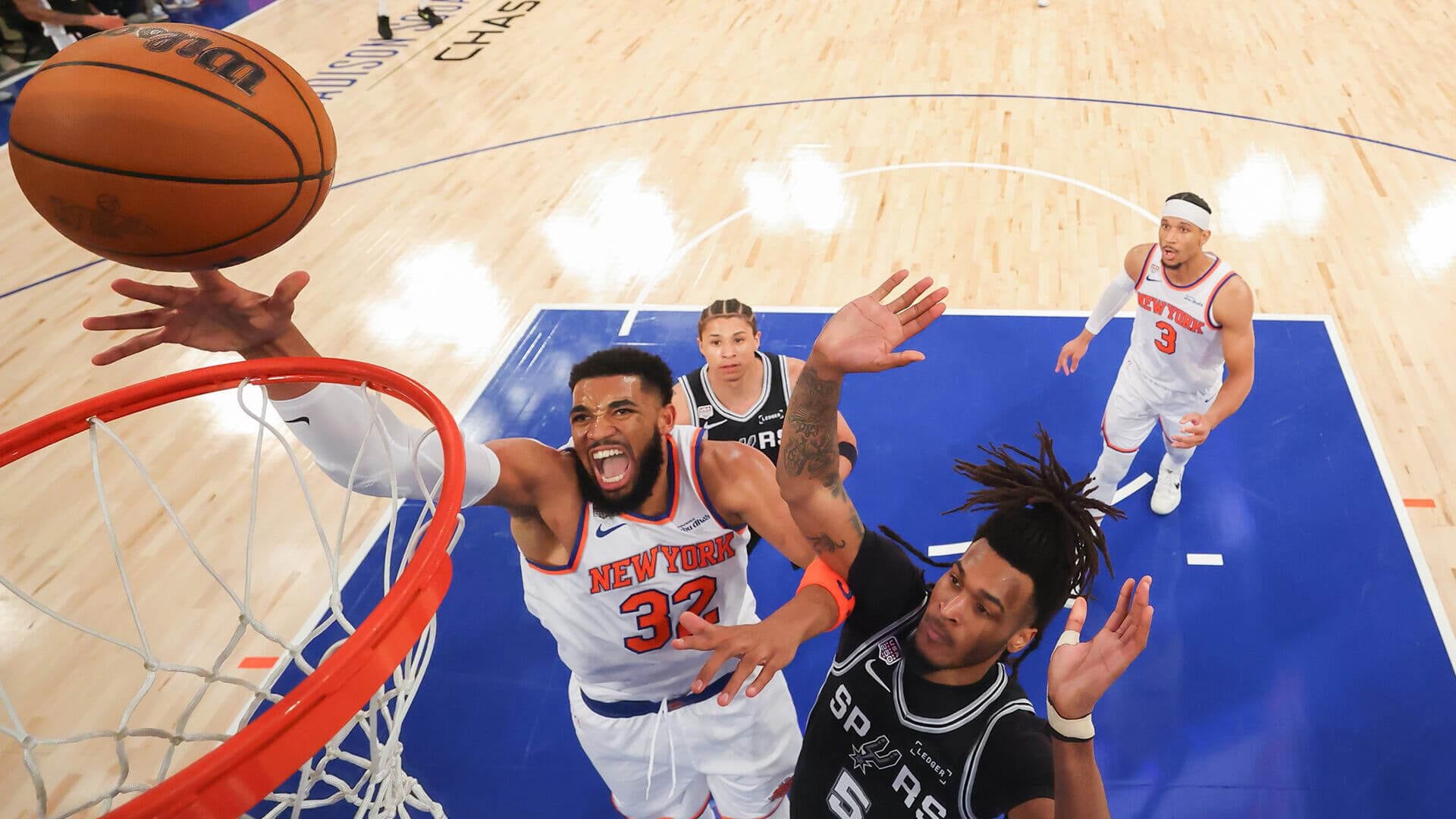 El pívot de los New York Knicks, Karl-Anthony Towns, lanza al aro ante la marca de Stephon Castle, de los San Antonio Spurs, durante la primera mitad del Juego 4 de las Finales de la NBA en Nueva York.