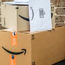 Sydney, Australia - 2021-12-03 Cajas y sobres Amazon Prime entregados en la puerta principal de un edificio residencial. Black Friday Cyber Monday Christmas Sale Prime Day. Entrega flexible de Amazon