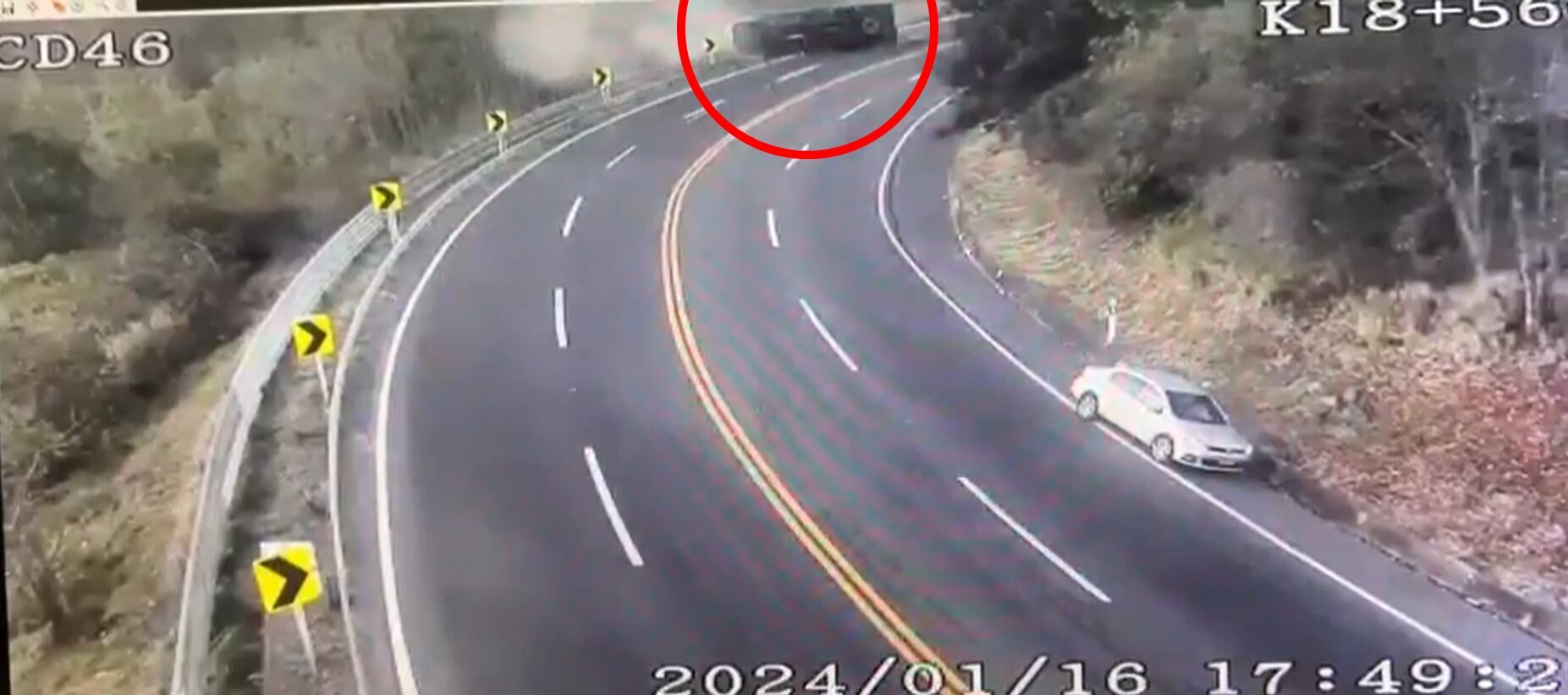 El hecho quedó registrado en las cámaras de seguridad del sector.