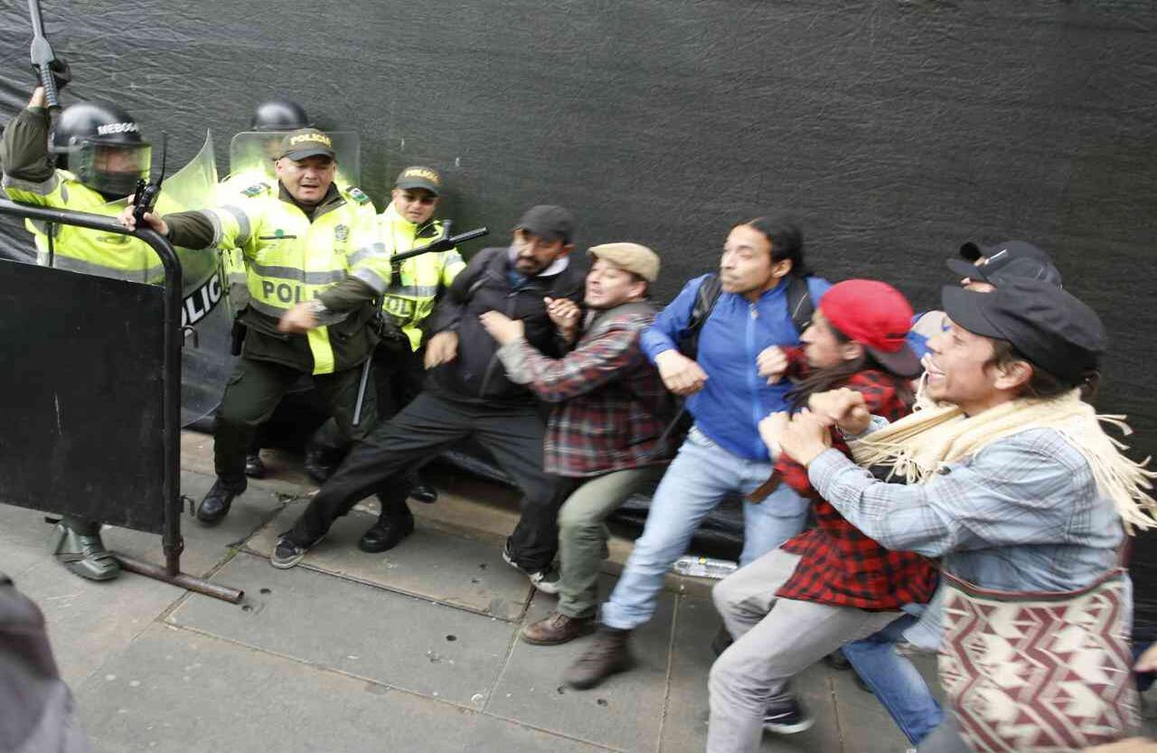 Ante la presencia de algunos antiuribistas en el Parque Nacional, los uribistas les gritan al unísono pidiéndoles que se vayan. Entre otros calificativos les dicen "terroristas, marihuaneros". Foto: Guillermo Torres Reina