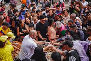 El reconocido chef Nicolás de Zubiría sirviendo lechona en Tolima.