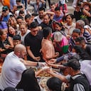 El reconocido chef Nicolás de Zubiría sirviendo lechona en Tolima.