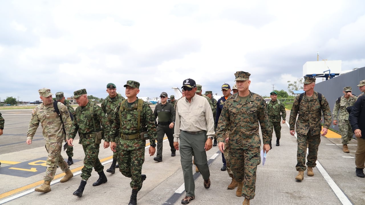 El ministro de Defensa, Jorge Mora, y el comandante del Comando Sur de Estados Unidos, general Francisco Donovan, estuvieron en Tumaco, Nariño, verificando avances de las operaciones.