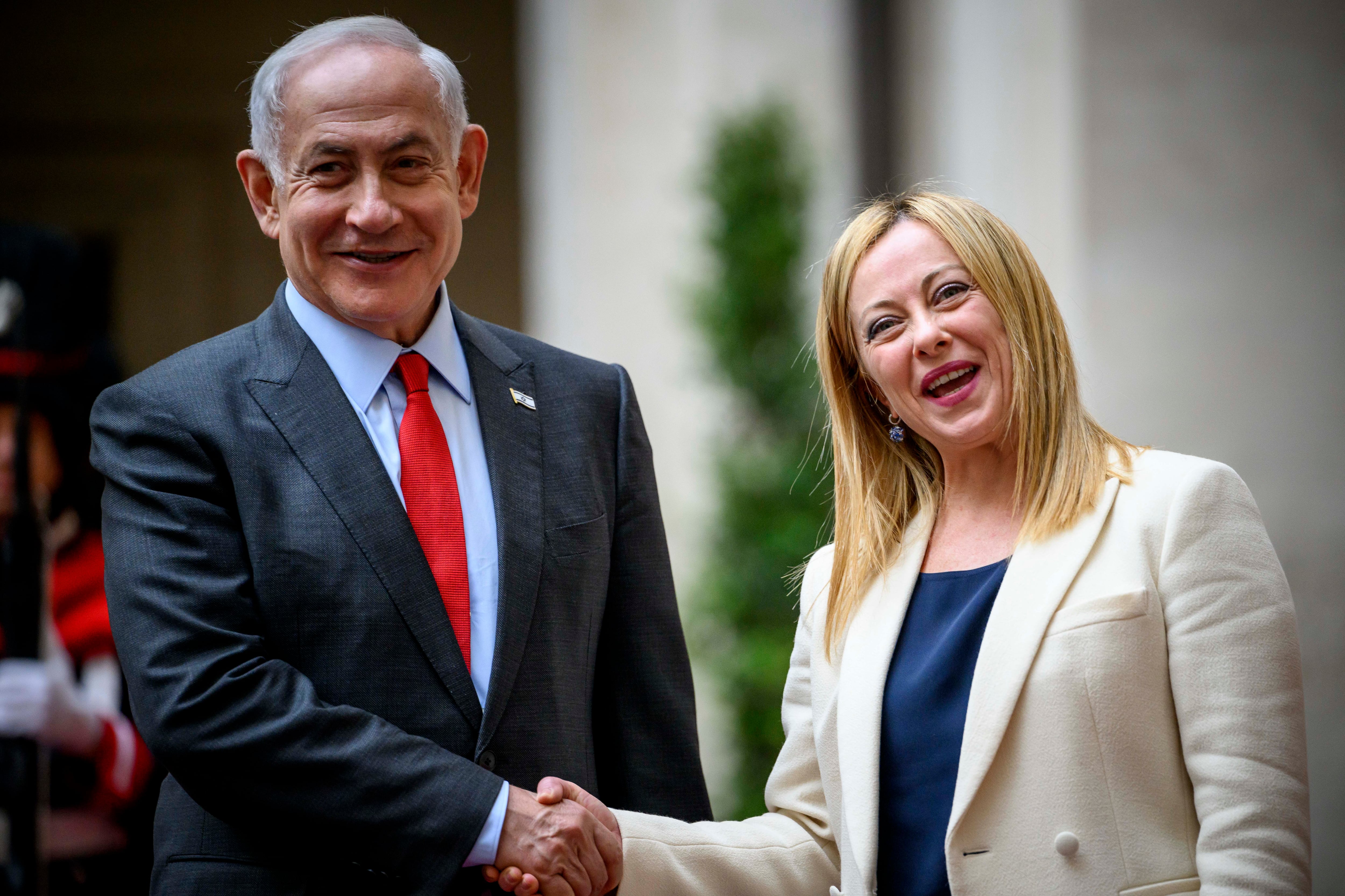 La primera ministra italiana, Giorgia Meloni (derecha), y el primer ministro israelí, Benjamin Netanyahu, se estrechan la mano antes de su reunión en el Palacio Chigi, el 10 de marzo de 2023 en Roma, Italia. (Foto de Antonio Masiello/Getty Images)