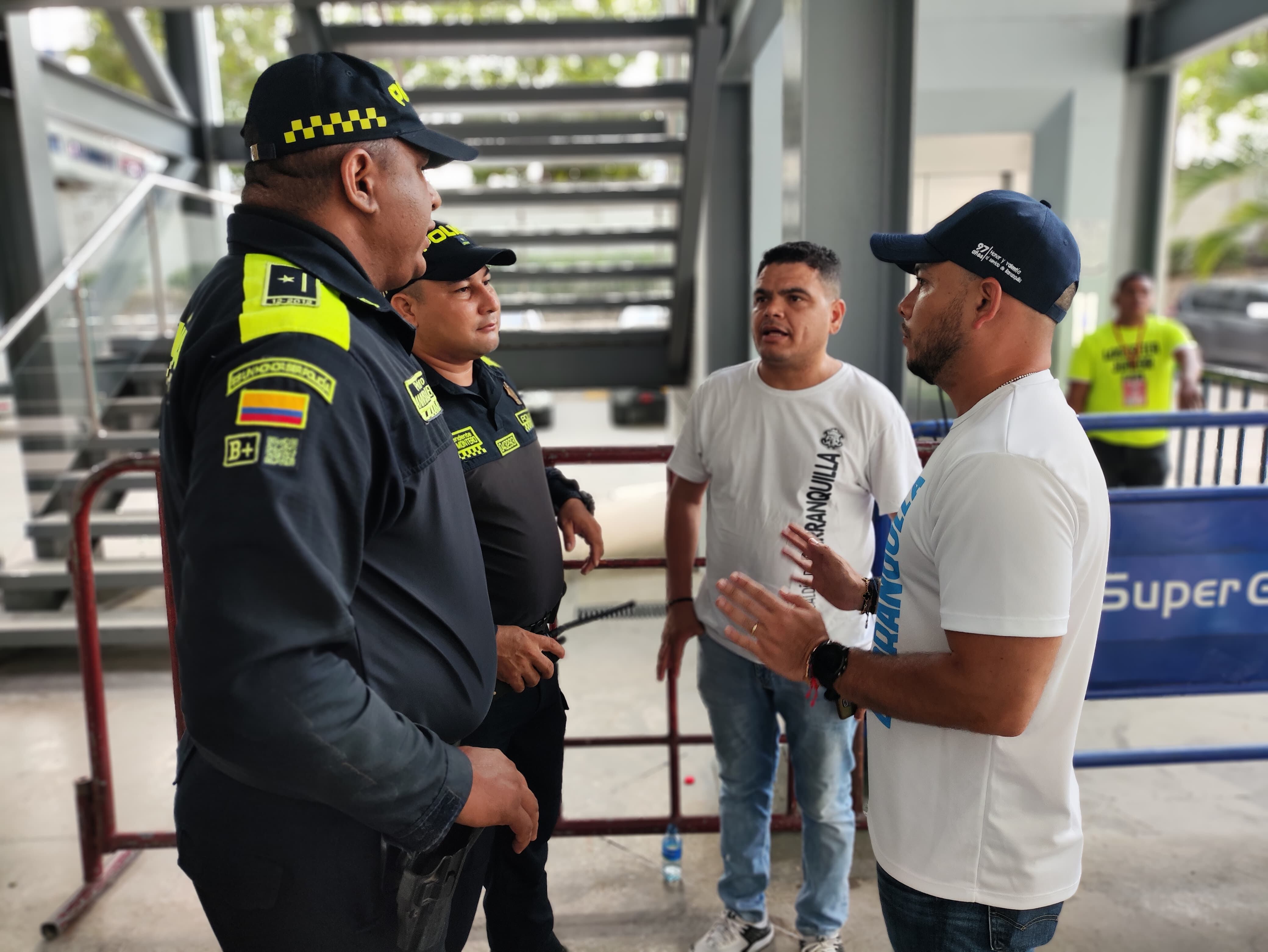 Autoridades en el interior del estadio Metropolitano ultimando detalles de seguridad y logística.
