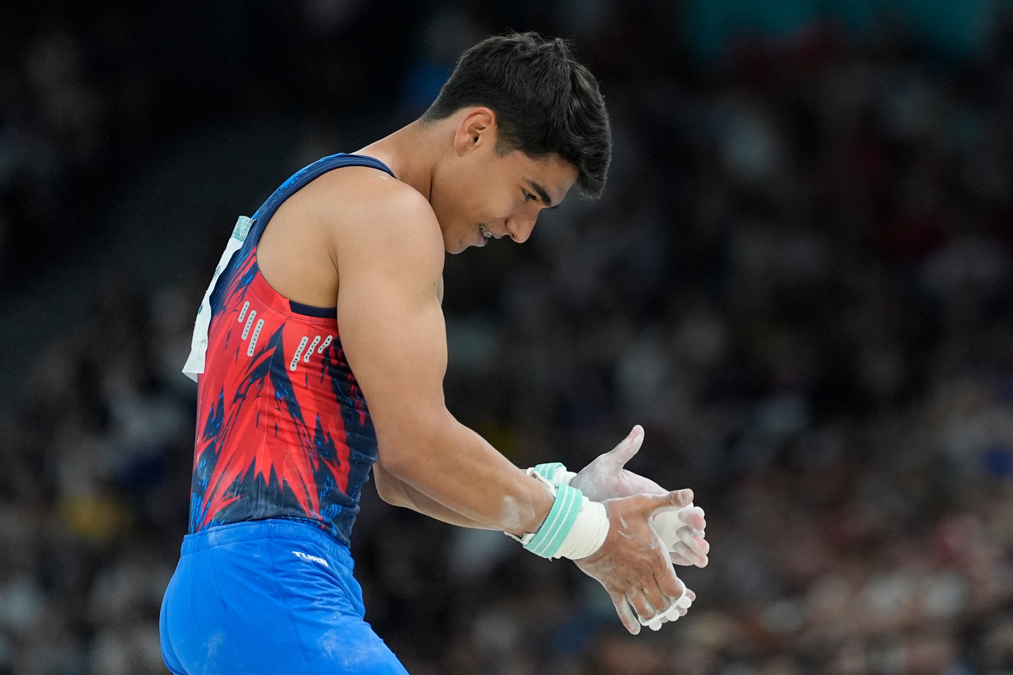 Angel Barajas, de Colombia, compite durante las finales de barra horizontal individual de gimnasia artística masculina en el Bercy Arena en los Juegos Olímpicos de Verano de 2024, el lunes 5 de agosto de 2024, en París, Francia. (Foto AP/Abbie Parr)