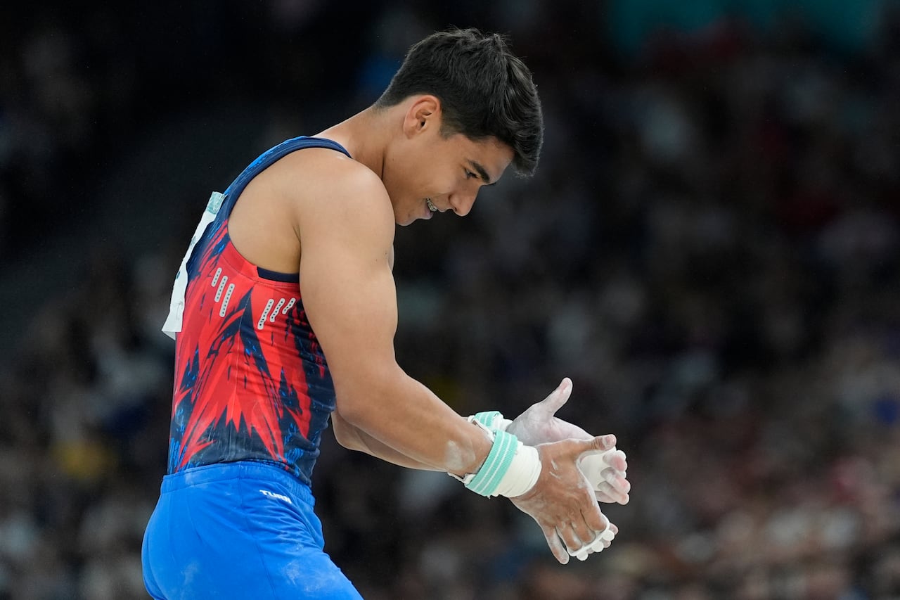Angel Barajas, de Colombia, compite durante las finales de barra horizontal individual de gimnasia artística masculina en el Bercy Arena en los Juegos Olímpicos de Verano de 2024, el lunes 5 de agosto de 2024, en París, Francia. (Foto AP/Abbie Parr)