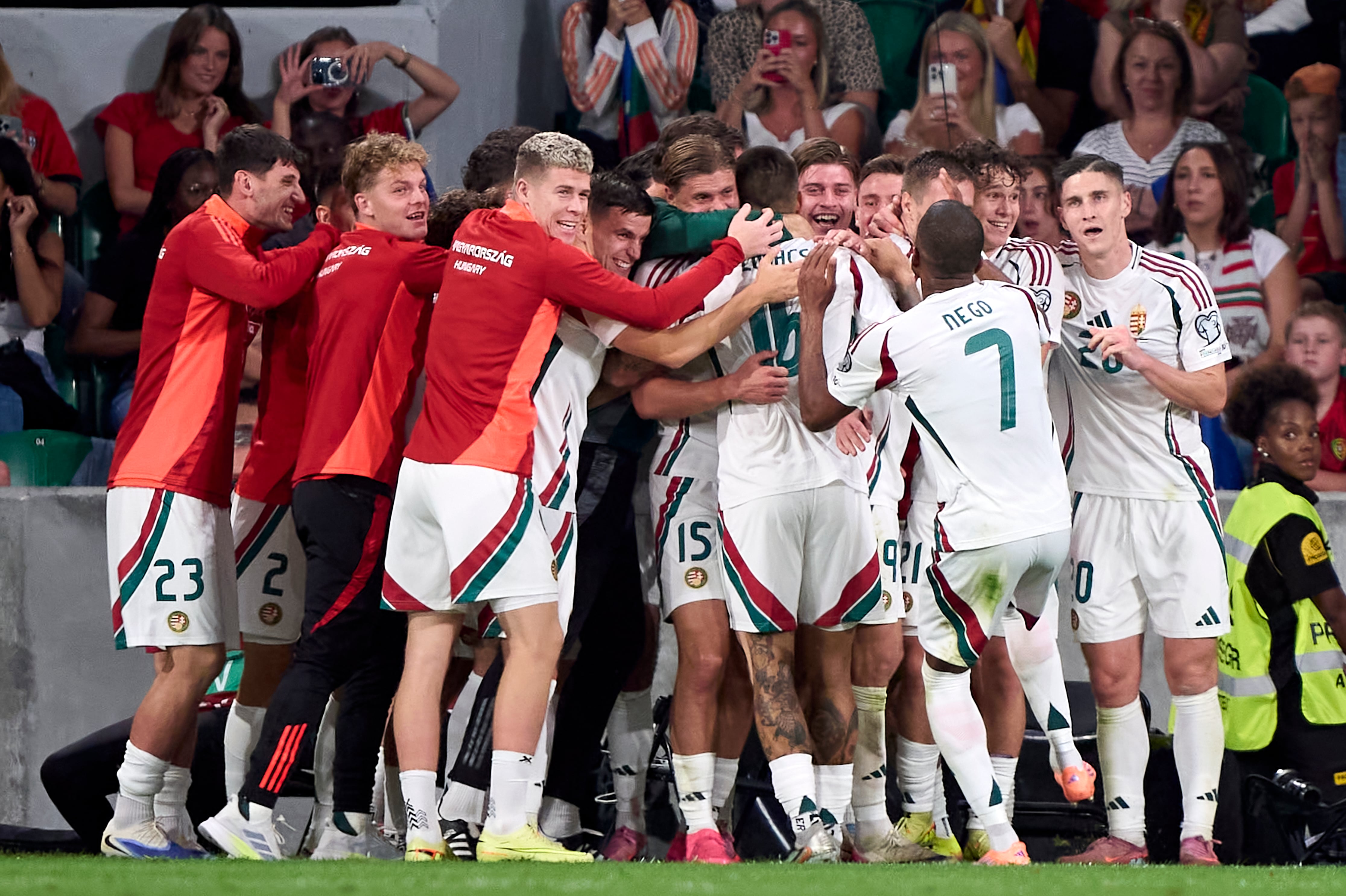 Hungría celebrando el agónico gol de Dominik Szoboszlai ante Portugal.