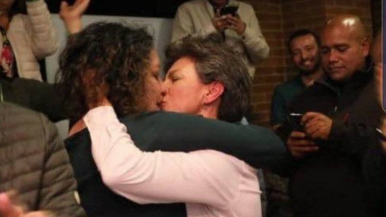 Claudia López celebra con su pareja, la senadora Angélica Lozano.