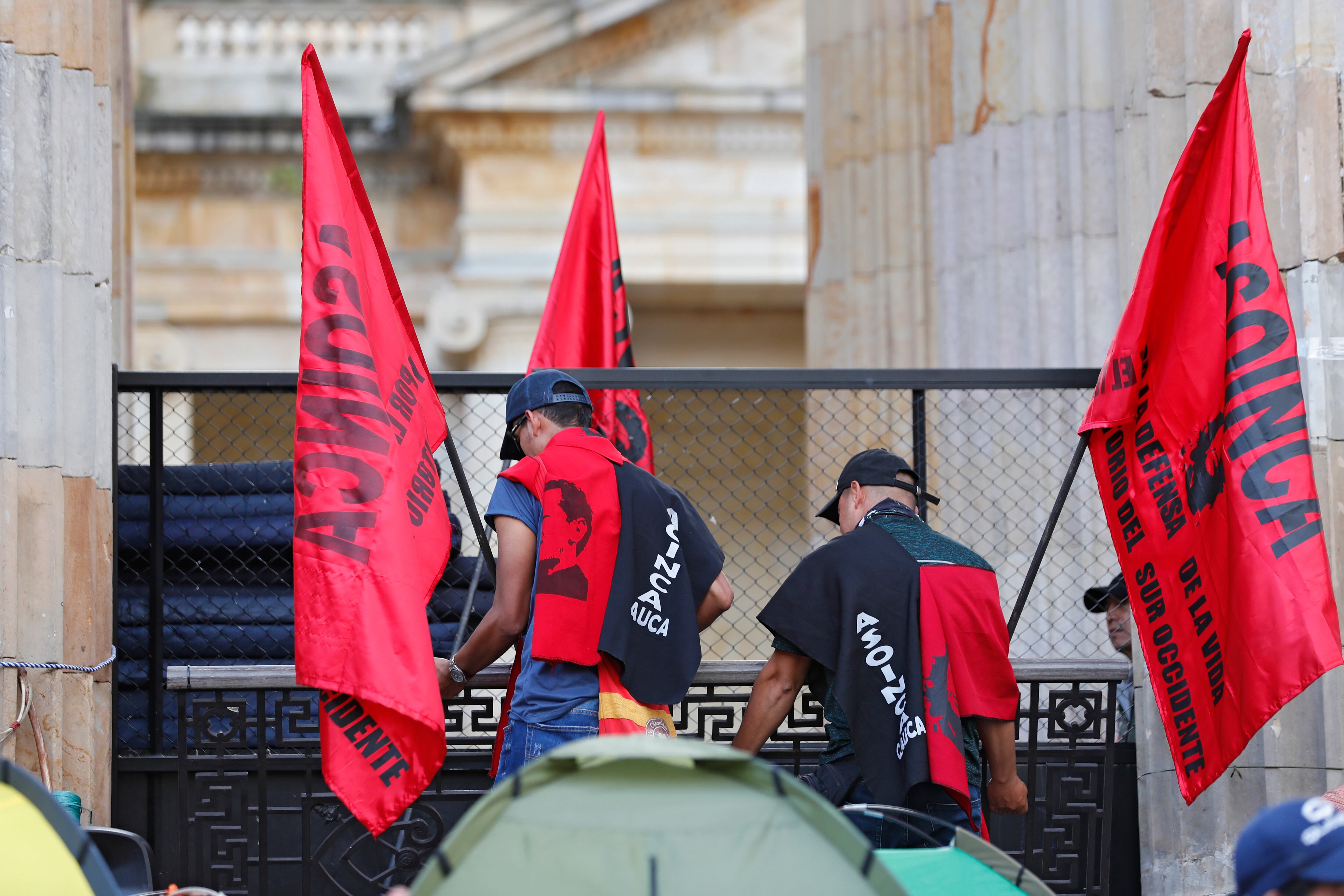 ASOINCA Indígenas y profesores provenientes del departamento del Cauca intentaron entrar a la fuerza al Congreso de la República  y se mantienen en la entrada del Congreso
Bogota feb 8 del 2023
Foto Guillermo Torres Reina / Semana