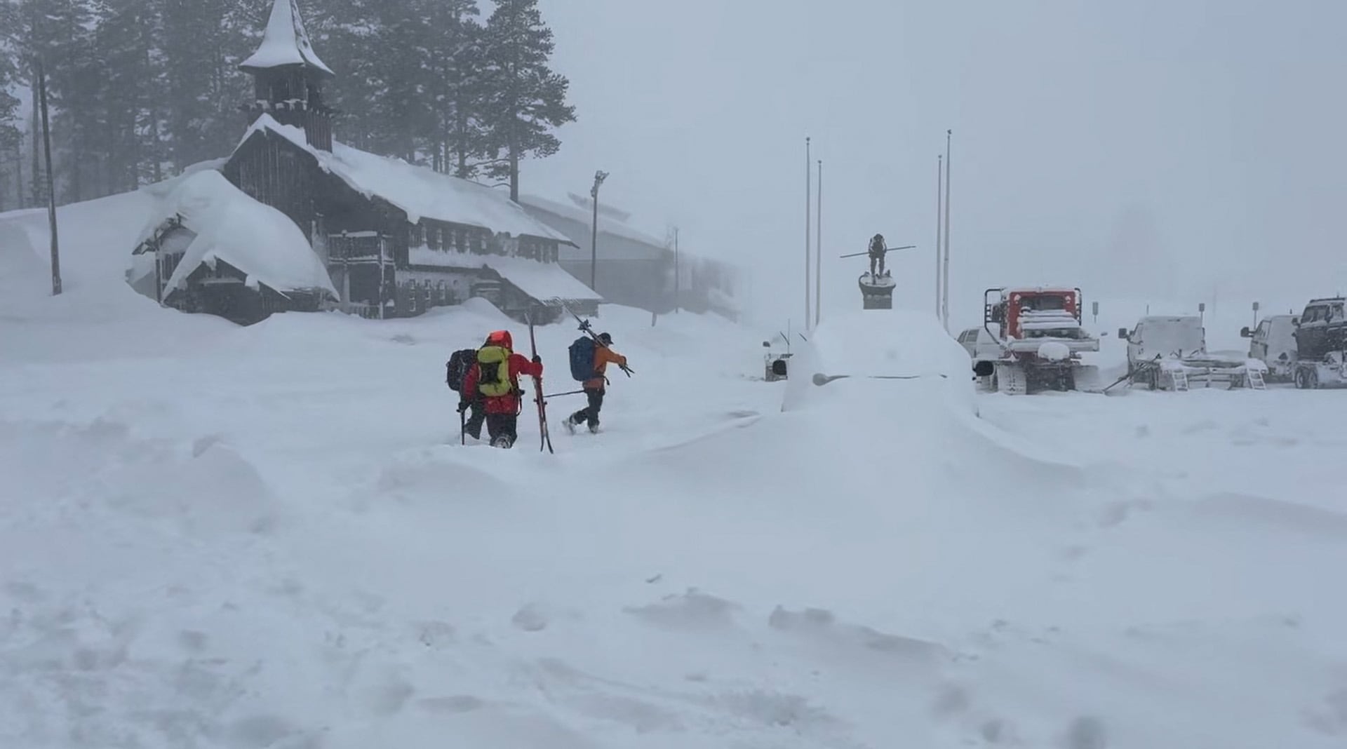 Esta captura de pantalla de un video proporcionado por la Oficina del Sheriff del Condado de Nevada muestra a un equipo de rescate de esquí dirigiéndose a la zona de una avalancha en la zona de Castle Peak en Truckee, California, el 17 de febrero de 2026.