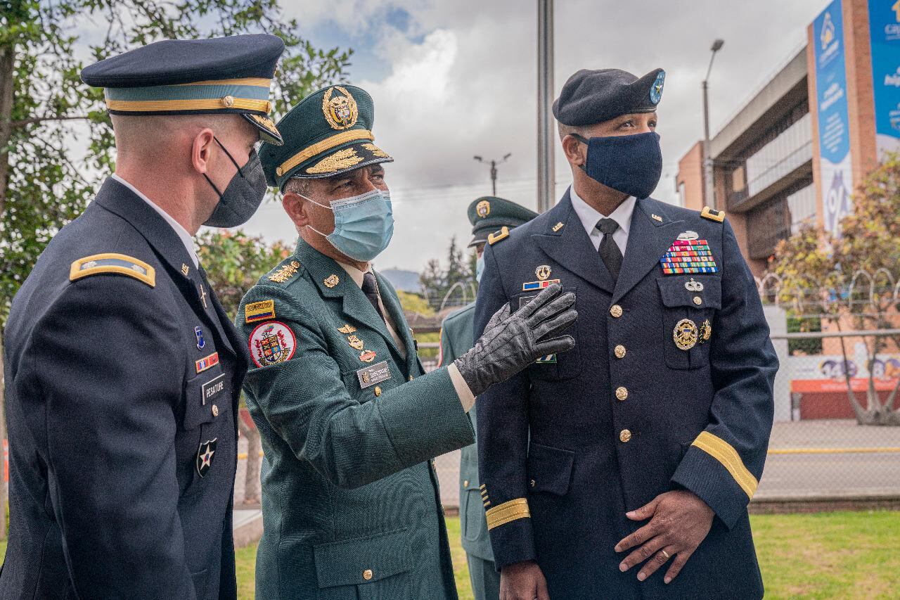 Visita comandante del Ejército Sur de Estados Unidos