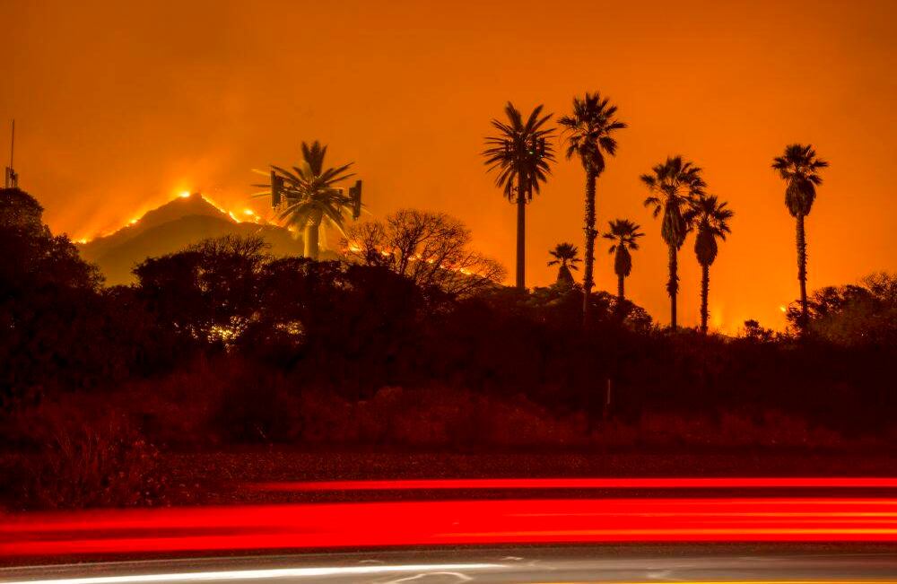 El incendio de Thomas quema a lo largo de una ladera cerca de Santa Paula, California, el 5 de diciembre de 2017. Más de mil bomberos lucharon por contener un incendio provocado por el viento en el sur de California el 5 de diciembre que dejó al menos una persona muerta, miles de personas huyendo y ahogando el área con espeso humo negro. / AFP PHOTO / Kyle Grillot