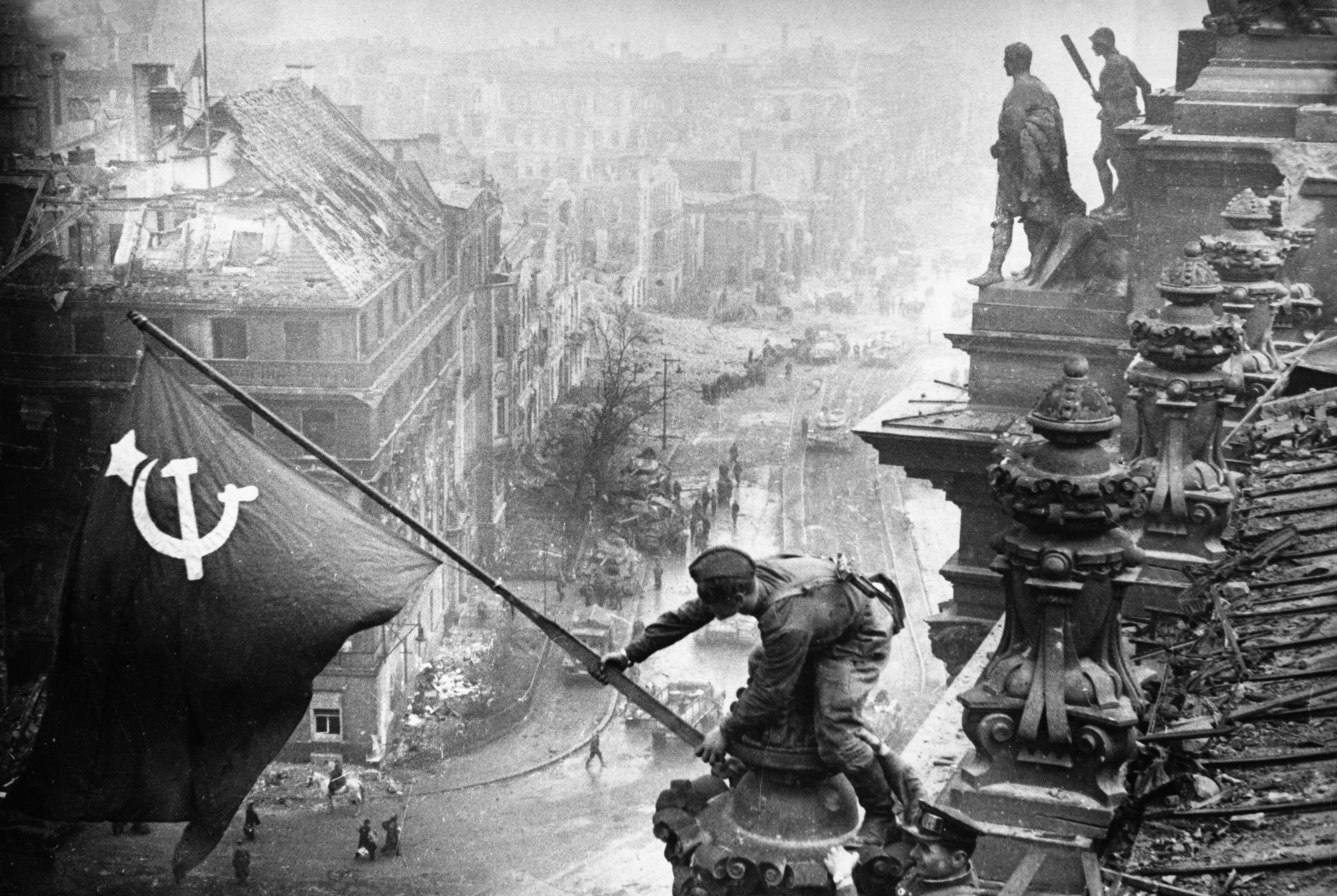 El Ejército Rojo levantó la bandera de la Unión Soviética en la cima de Reichstag el 3 de mayo de 1945