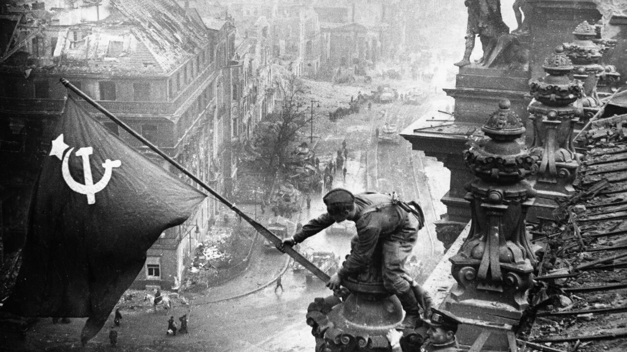 El Ejército Rojo levantó la bandera de la Unión Soviética en la cima de Reichstag el 3 de mayo de 1945 (Photo by: Sovfoto/Universal Images Group via Getty Images)