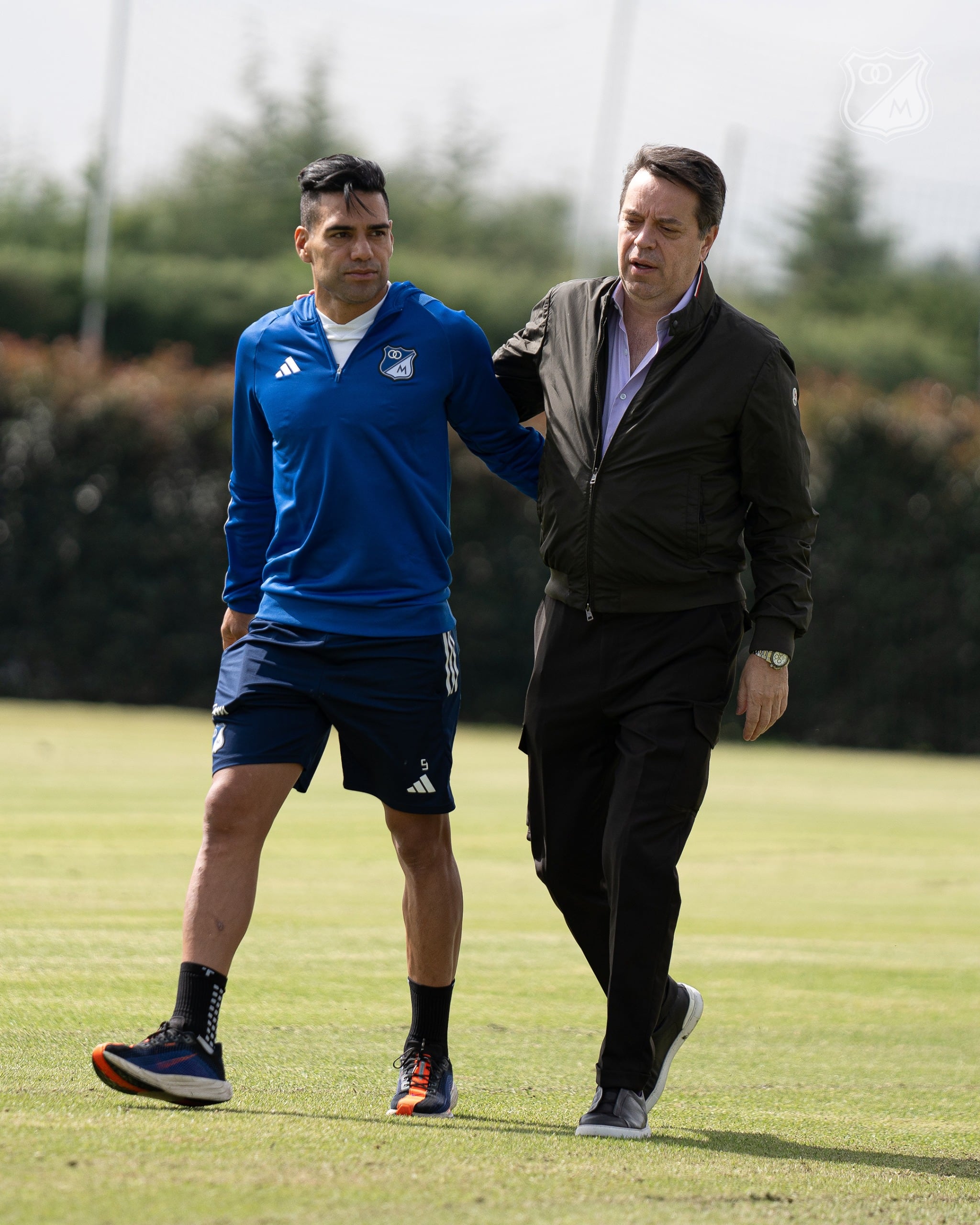 Gustavo Serpa, junto a Falcao, en el entrenamiento de Millonarios.